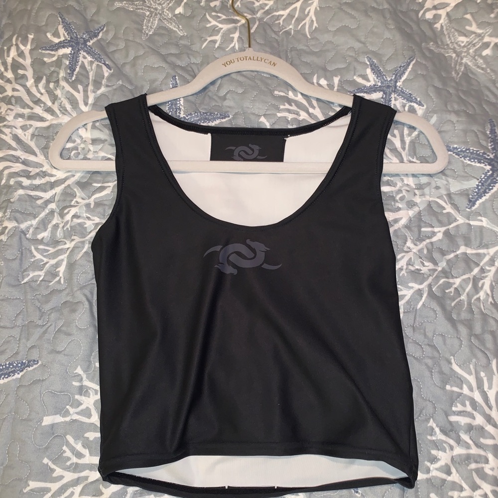 🥳black workout tank with snakes on it 🐍